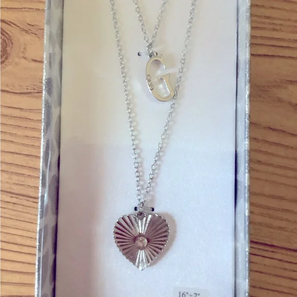 New in Box  Guess Necklace & Earrings - Picture 2 of 3
